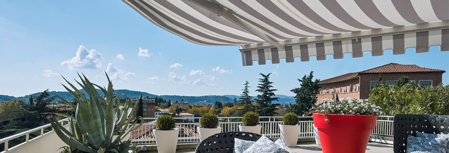 terrasse avec des stores