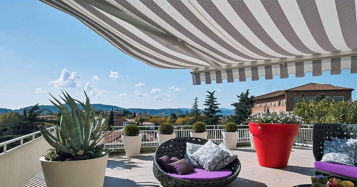 terrasse avec des stores